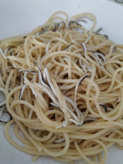 Una foto de Espaguetis con gulas al ajillo