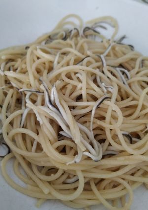 Foto principal de Espaguetis con gulas al ajillo