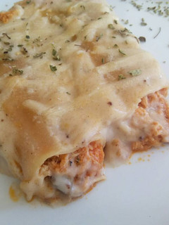 Una foto de Canelones de pollo asado y champiñones