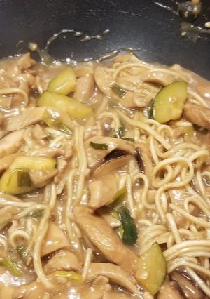 A picture of Chicken Lo Mein.