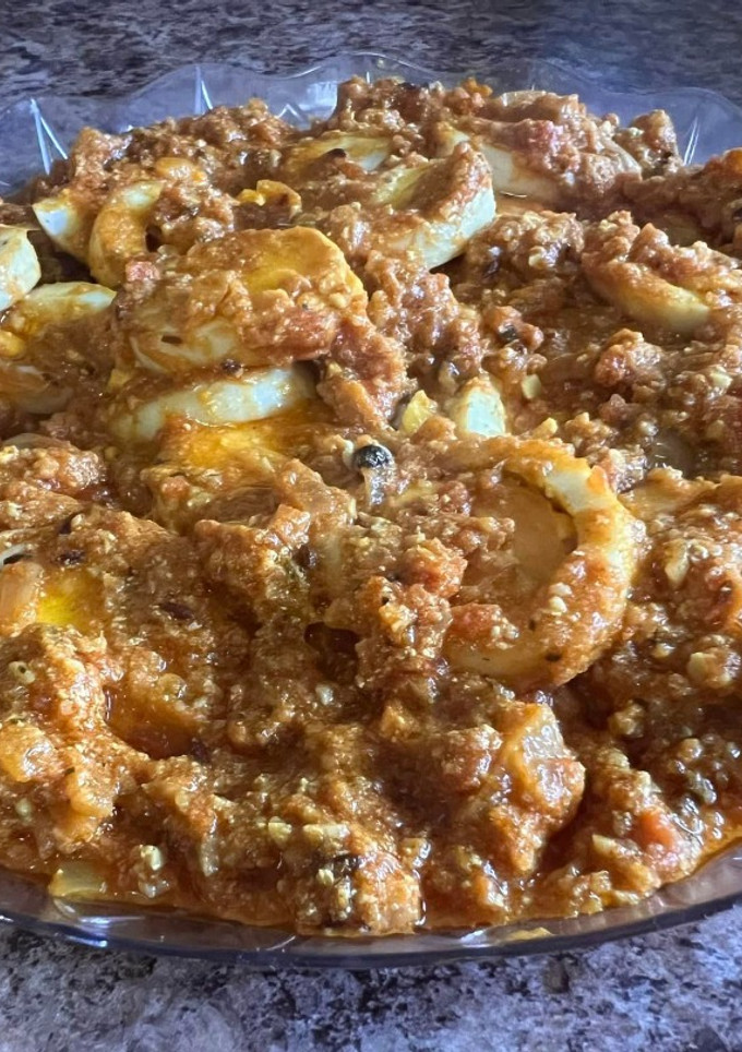 A picture of Shahi egg curry.