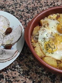 Una foto de Patatas y huevos con picada de ajo y perejil