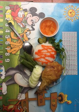 Hình của món Cơm gà KFC phiên bản tại gia.