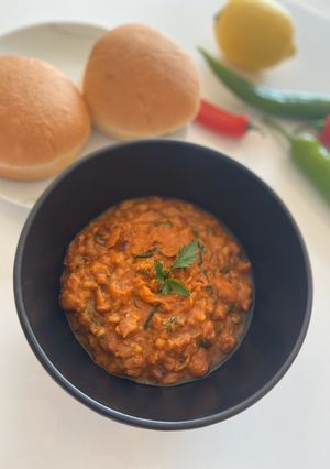 A picture of Spicy Fava Beans with burger bun.
