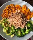 Plato otoñal con garbanzos, batata, brócoli, aguacate y pollo