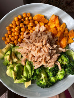 Una foto de Plato otoñal con garbanzos, batata, brócoli, aguacate y pollo