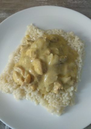 Una foto de Arroz con pollo al curry