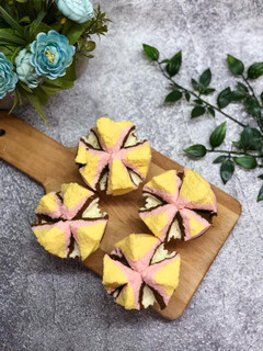 Foto resep Bolu Kukus Neopolitan Mekar