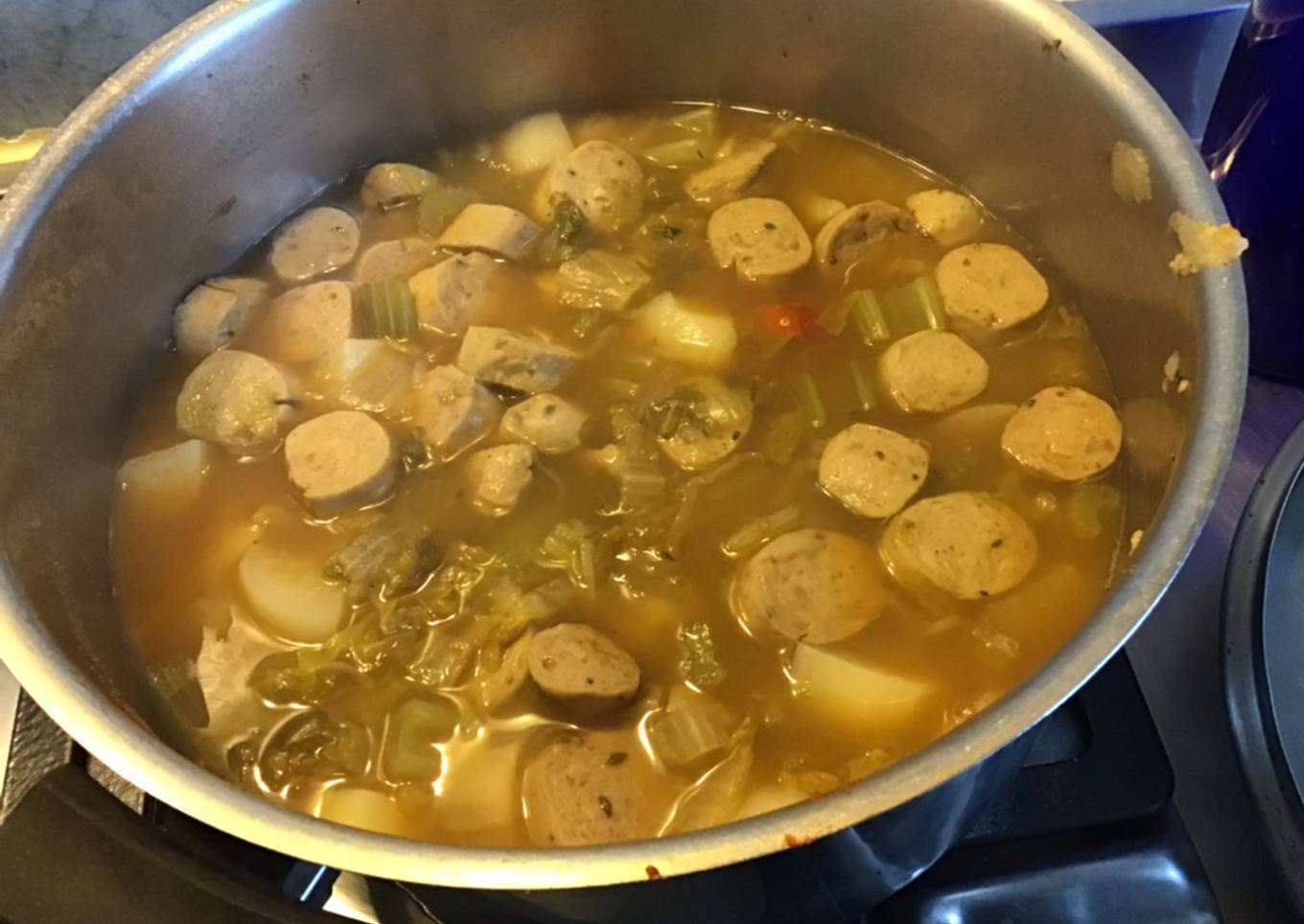 Soupe paysanne façon potée aux navets pommes de terre céleri branche et saucisses allemandes