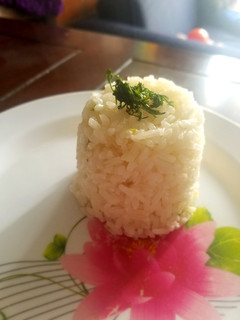 Una foto de Arroz con cebolla larga