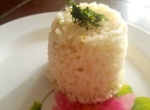 Una foto de Arroz con cebolla larga