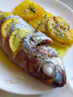 Una foto de Besugos al horno con patatas, infusionados con aceite de tomillo