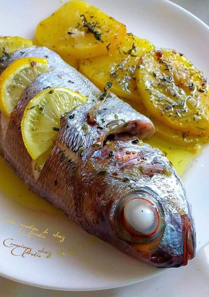 Una foto de Besugos al horno con patatas, infusionados con aceite de tomillo