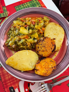 Una foto de Guiso de porotos verdes y zapallos acompañado de papas y camote
