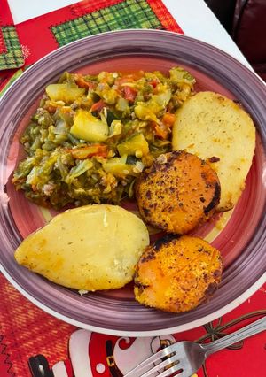 Una foto de Guiso de porotos verdes y zapallos acompañado de papas y camote