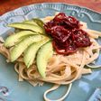 Tallarines con tomates deshidratados y palta