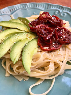 Una foto de Tallarines con tomates deshidratados y palta