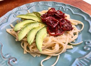 Una foto de Tallarines con tomates deshidratados y palta
