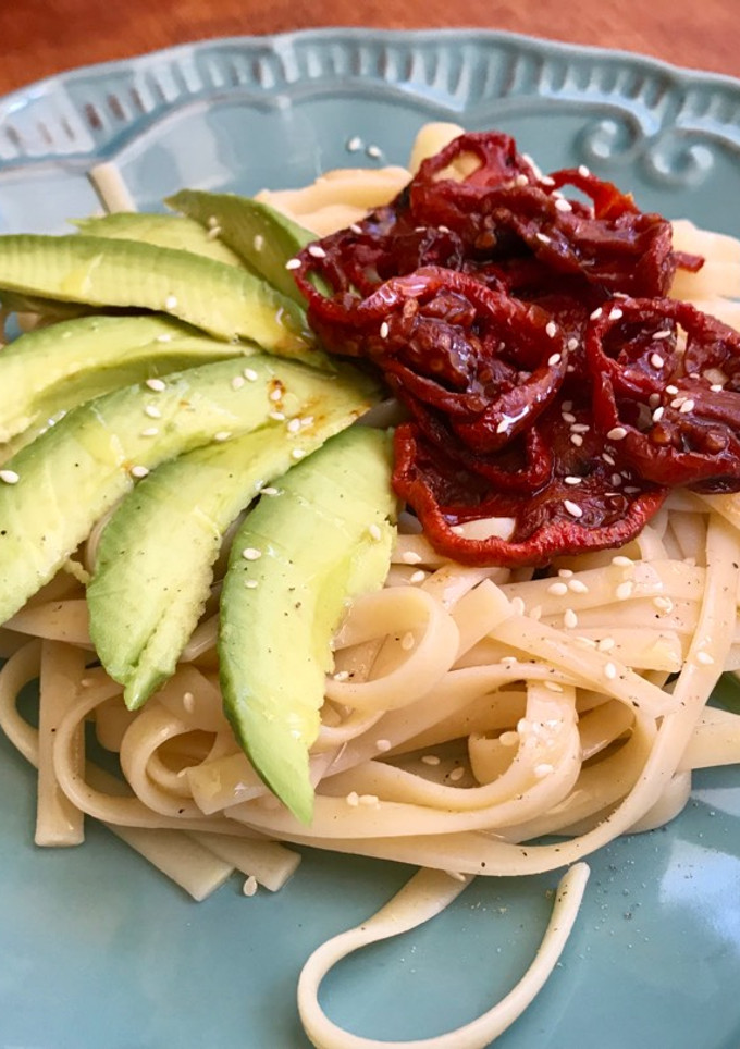 Una foto de Tallarines con tomates deshidratados y palta