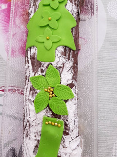 Una foto de Brazo de gitano de chocolate y adornos de navidad