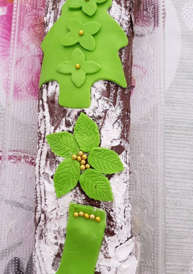 Una foto de Brazo de gitano de chocolate y adornos de navidad