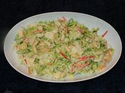 Una foto de ensalada de repollo con piña