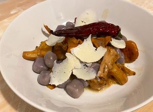 Foto di Gnocchi di patate viola con finferli, ricotta salate e peperone crusco