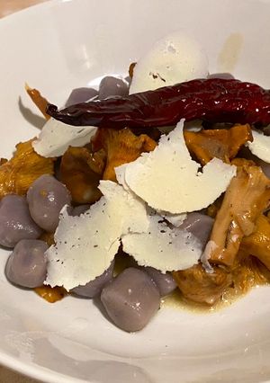 Foto di Gnocchi di patate viola con finferli, ricotta salate e peperone crusco