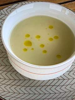 Una foto de Crema fría de puerros y pera