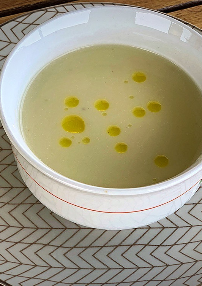 Una foto de Crema fría de puerros y pera