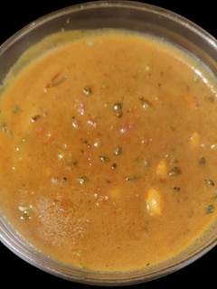 பச்சை மிளகு புளிக்குழம்பு (Raw peppercorn tamarind gravy recipe in tamil) செய்முறை முக்கிய புகைப்படம்