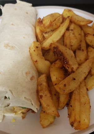 A picture of My Garlic Chicken & Cheese Wrap.😁.