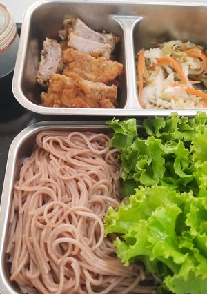 Hình của món Cơm trưa vp: bún gạo lứt trộn xì dầu.