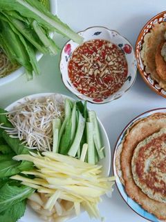 Hình của món Bánh cá cơm mơm sữa cuốn rau.