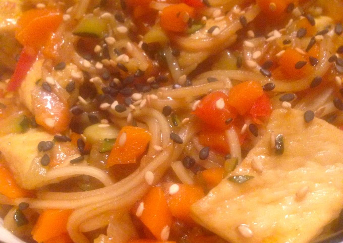 Noodles con pollo y verduras