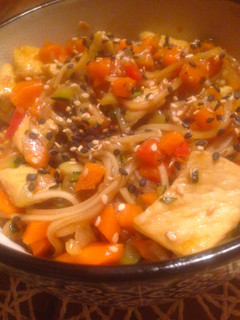 Una foto de Noodles con pollo y verduras