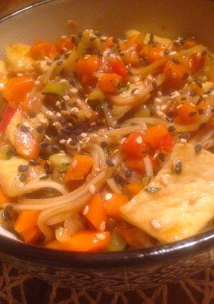 Una foto de Noodles con pollo y verduras