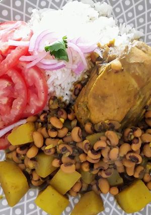 Una foto de Seco de pollo con frijoles castilla