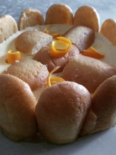Una foto de Charlota de naranja