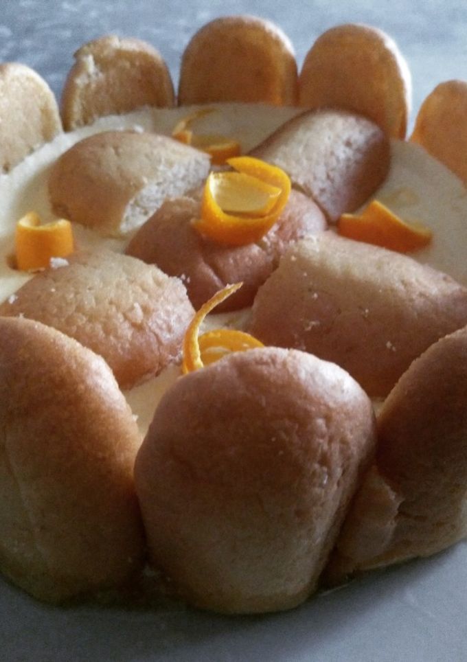 Una foto de Charlota de naranja
