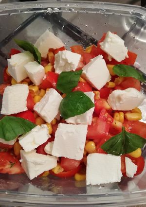 Foto di Insalata di pomodorini con mais e feta 🍅🌽