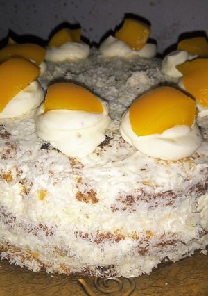 Una foto de Torta de dulce de leche, crema y duraznos