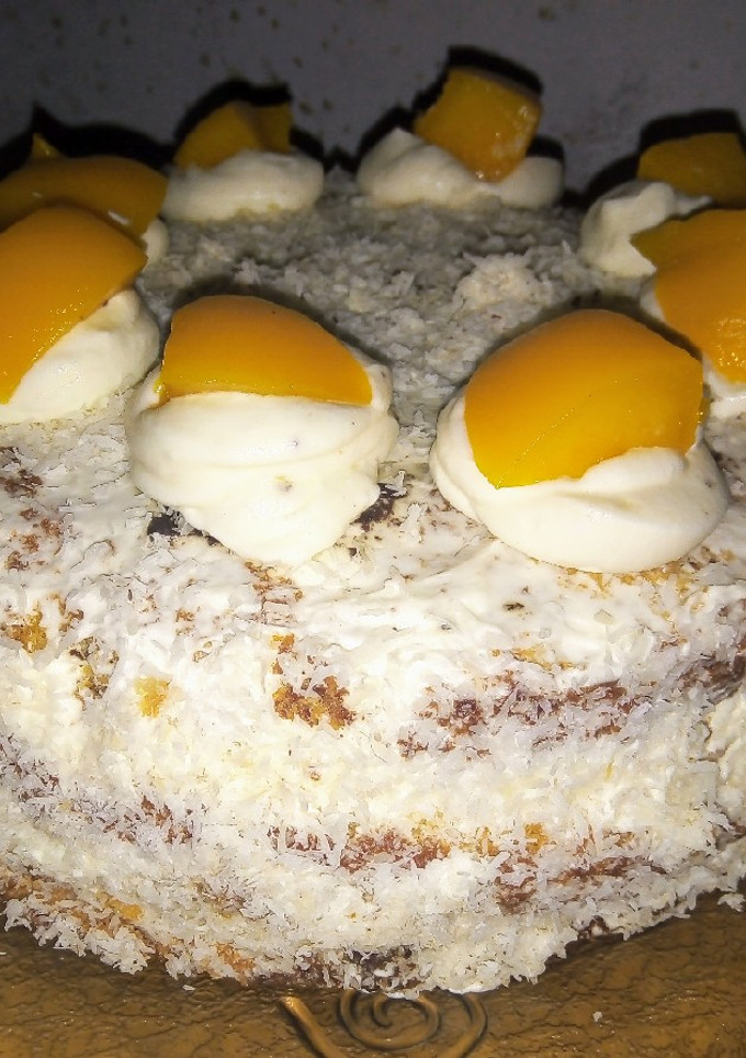 Una foto de Torta de dulce de leche, crema y duraznos