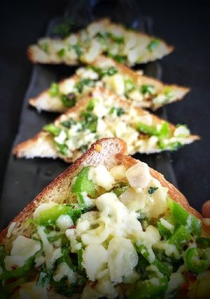 A picture of Garlic Cheese Chilli Toast.