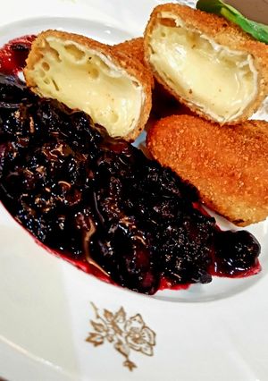 Rántott camembert sajt áfonyamártással recept fotója