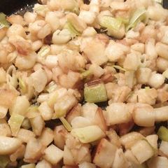 A picture of Fried Potatoes with Leeks.