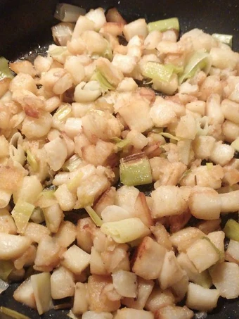 Easy Way Make Recipe Fried Potatoes with Leeks that is Really Delicious, Addictive}