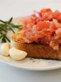Pan con Tomate – A Fresh and Simple Spanish Breakfast 🍅🧄🥖 Simple but flavorful Mediterranean recipe