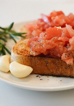 A picture of Pan con Tomate – A Fresh and Simple Spanish Breakfast 🍅🧄🥖 Simple but flavorful Mediterranean recipe.