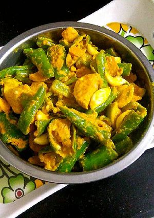 A picture of Green chilli and lemon pickle.